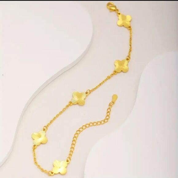 Elegant Gold Clover Bracelet - Picture 2 of 4